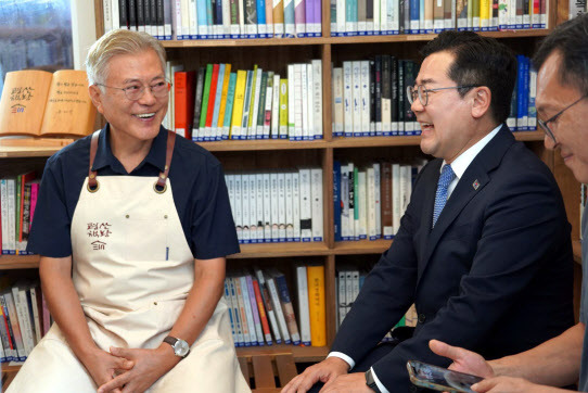 박찬대 더불어민주당 당 대표 직무대행 겸 원내대표가 27일 경남 양산 평산마을에서 문재인 전 대통령을 예방하고 면담을 나누고 있다.  (사진= 더불어민주당)