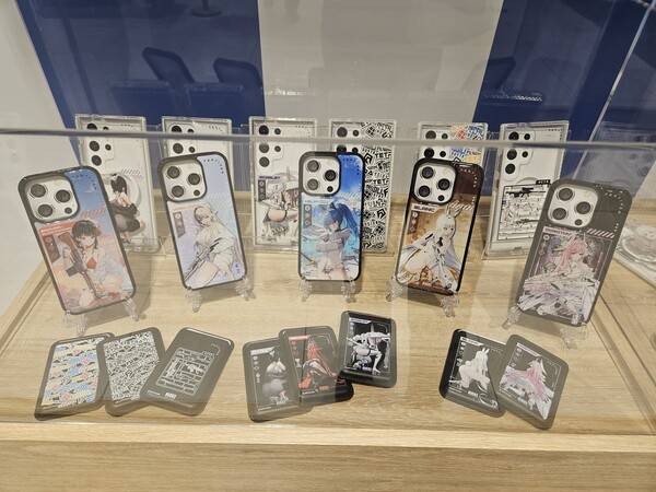 - 핸드폰 케이스는 온라인 예약 주문으로 구매할 수 있다