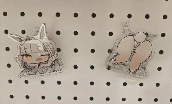 - 후방 게임 아니랄까봐 아크릴 집게도...