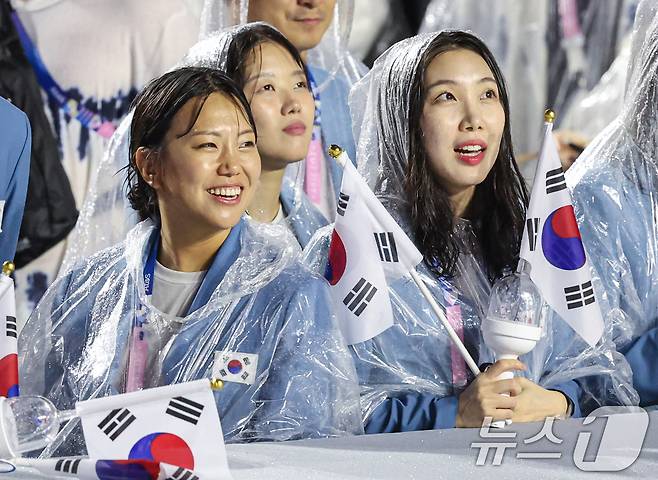 2024 파리올림픽 개회식이 열린 27일(한국시간) 프랑스 파리 센강을 따라 선상행진을 마친 대한민국 선수들이 트로카데로광장에 설치된 개회식장에 들어서 있다. 2024.7.27/뉴스1 ⓒ News1 이동해 기자