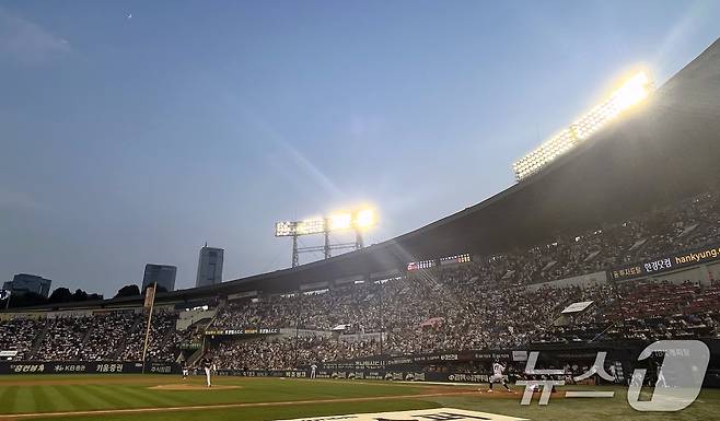 11일 오후 서울 송파구 잠실야구장에서 프로야구 '2024 신한 SOL 뱅크 KBO리그' KIA타이거즈와 LG트윈스의 경기가 펼쳐지고 있다. 이날 잠심구장은 평일임에도 불구하고 전 좌석이 매진됐다. 2024.7.11/뉴스1 ⓒ News1 구윤성 기자