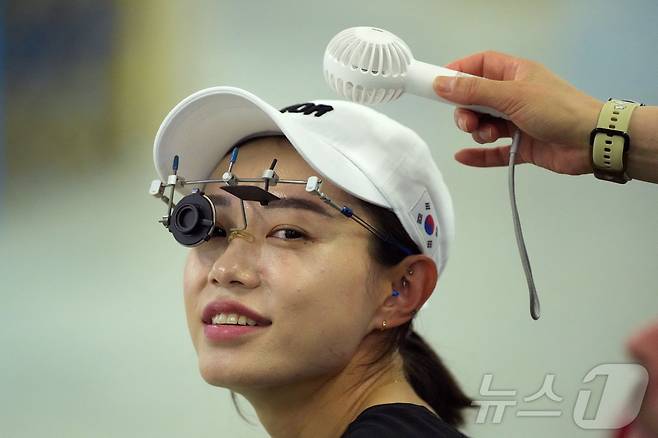 사격대표팀의 김예지가 27일(한국시간) 프랑스 샤토루 슈팅센터에서 열린 2024 파리 올림픽 여자 권총 10ｍ에서 결선에 진출했다. ⓒ 로이터=뉴스1