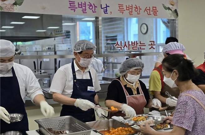 정종복 기장군수가 정관노인복지관에서 배식봉사를 하고 있다.