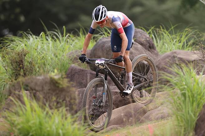 2021년 일본에서 열린 도쿄올림픽 MTB 경기 장면. 거친 산악 지형을 달려야 하는 이 종목에서는 탄소섬유의 충격 흡수 능력이 빛을 발한다. 탄소섬유는 항공우주산업에서도 항공기, 로켓의 성능을 높이기 위한 후보 소재로 주목 받고 있다./로이터 연합뉴스