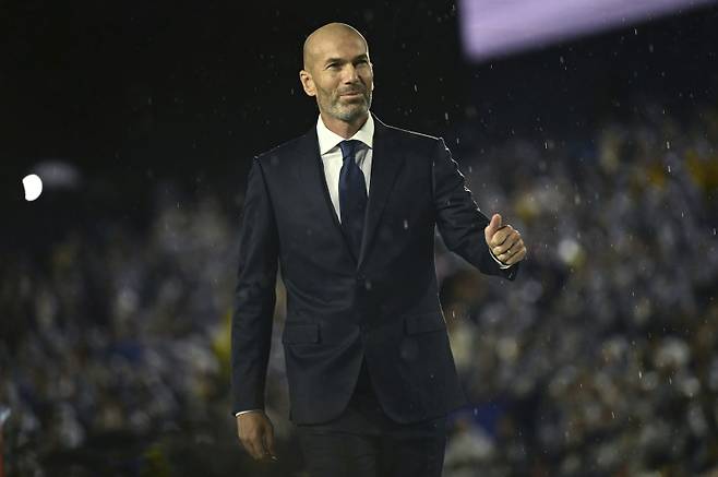 <yonhap photo-3989=""> France soccer star Zinedine Zidane arrives on stage at the Trocadero in front of the Eiffel Tower during the opening ceremony for the 2024 Summer Olympics in Paris, France, Friday, July 26, 2024. (Loic Venance/Pool Photo via AP) POOL PHOTO/2024-07-27 06:12:19/ <저작권자 ⓒ 1980-2024 ㈜연합뉴스. 무단 전재 재배포 금지, AI 학습 및 활용 금지></yonhap>