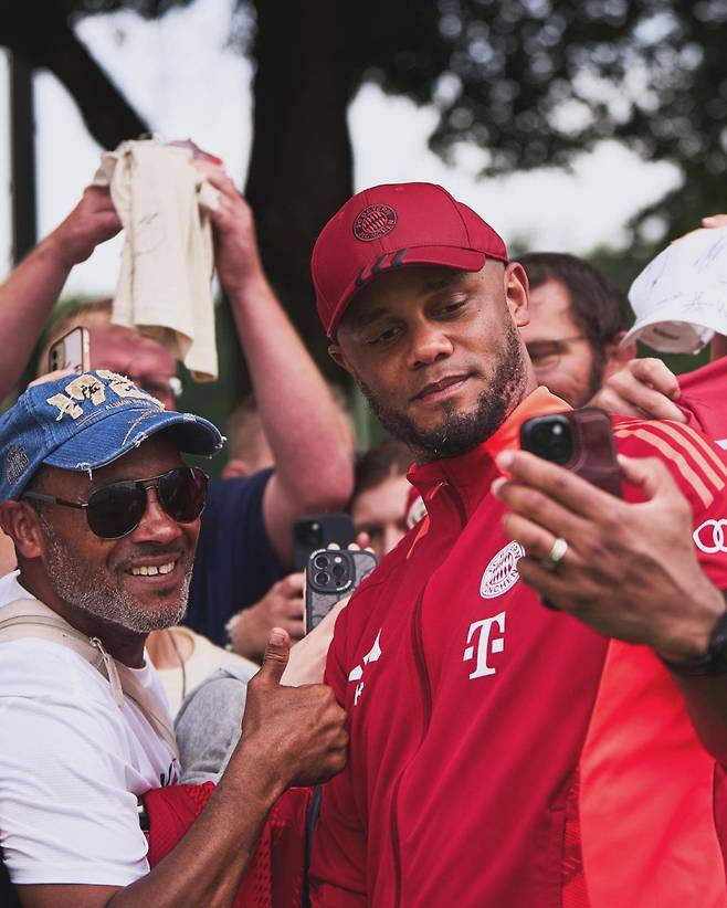 지난 20일 훈련장을 찾은 팬들과 기념촬영을 하고 있는 콤파니 신임 감독. 사진=뮌헨 SNS