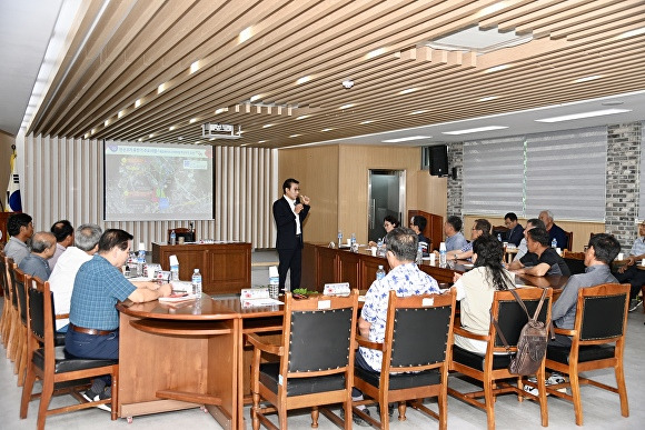 최경식 남원시장이 현장 시장실에서 지역주민들과 대화를 나누고 있다. [사진=남원시 ]