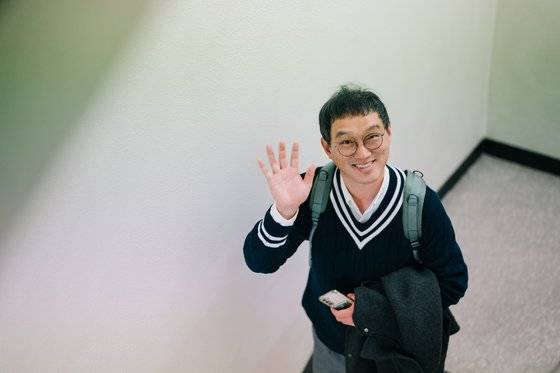 인터뷰 후 책으로 가득한 가방을 매고 강연하러 떠나는 고명환 작가. 사진 폴인, 송승훈