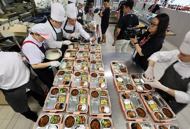 대한민국 선수단의 사전캠프인 프랑스 퐁텐블로 '팀코리아 파리 플랫폼'에서 영양사와 요리사들이 선수촌에 입촌해 있는 탁구와 체조 선수들의 도시락 배달을 위해 준비하고 있다./사진=뉴스1