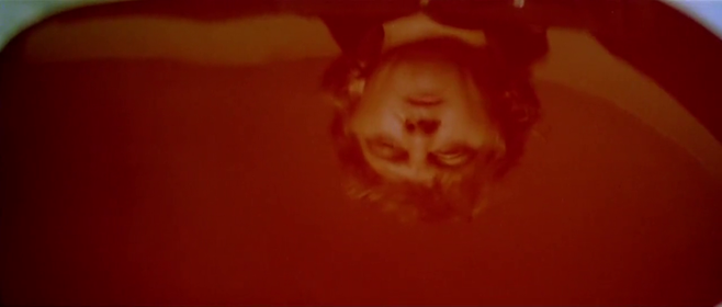 다리오 아르젠토는 영화 <딥 레드>에서 원색적인 컬러 팔레트를 화면에 펼치며 잔혹하면서도 관능적인 살인 장면을 연출한다. 위키피디아