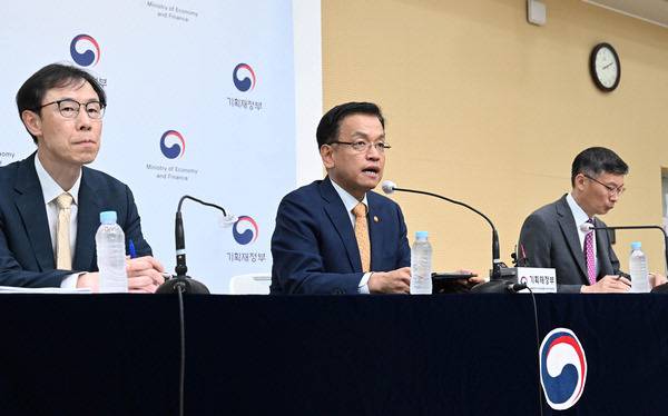 최상목(가운데) 부총리 겸 기획재정부 장관이 지난 22일 정부세종청사에서 사전브리핑을 열고 ‘2024년 세법개정안’의 주요 내용을 설명하고 있다. 기재부 제공