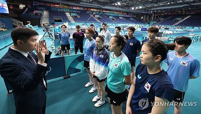 유승민 대한탁구협회 회장 겸 국제올림픽위원회(IOC) 선수위원이 선수들을 격려하고 있다./ 사진=연합뉴스