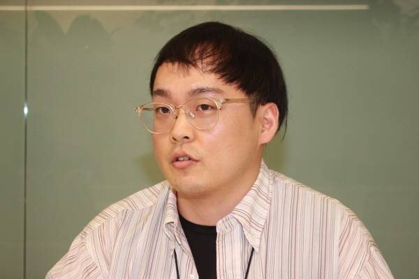 ▲ 지난 10일 미디어오늘과 인터뷰하고 있는 정용환 PD. 사진=박재령 기자