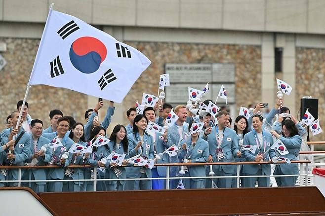 파리올림픽 한국 선수단이 27일 프랑스 파리 센강 일대에서 열린 2024 파리올림픽 개회식에서 태극기를 흔들면서 퍼레이드에 참가하고 있다. AFP연합뉴스