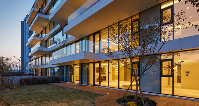 건축가 유현준 교수가 설계한 아파트 아르페 한강은 ‘모든 세대가 마당 같은 발코니를 가진 아파트’다. 이곳의 발코니는 비도 맞고 햇볕도 쬘 수 있는 진짜 자연의 공간이다. [사진 출처=유현준건축사무소]