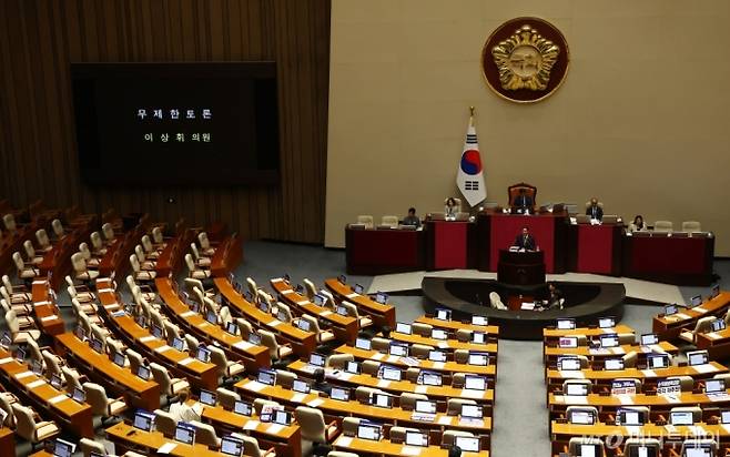 국민의힘 미디어특별위원회 위원장인 이상휘 의원이 26일 오전 서울 여의도 국회 본회의장에서 방통위법(방송통신위원회의 설치 및 운영에 관한 법률 일부개정법률안)에 반대하는 무제한 토론(필리버스터)을 하고 있다. 2024.7.26/뉴스1  Copyright (C) 뉴스1. All rights reserved. 무단 전재 및 재배포,  AI학습 이용 금지