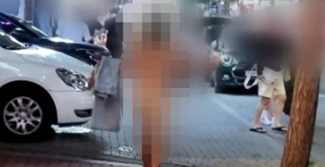 지난 26일 JTBC 사건반장에 따르면 최근 경북 포항시 한 번화가에서 한 여성은 옷을 걸치지 않은 채 맨몸으로 거리를 거닐다 경찰에 붙잡혔다./사진=JTBC 사건반장 갈무리