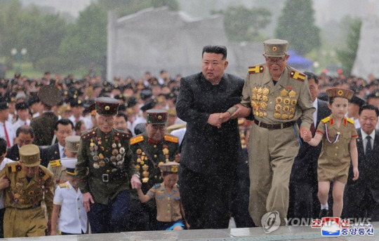 김정은 북한 국무위원장이 이른바 ‘전승절’을 맞아 26일 조국해방전쟁참전열사묘를 찾았다고 조선중앙통신이 27일 보도했다. 조선중앙통신 연합뉴스