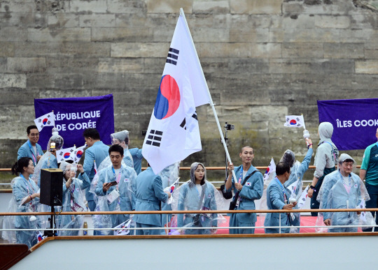 2024 파리 올림픽 개회식이 열린 26일(현지시간) 프랑스 파리 센강에서 대한민국 선수단의 기수 우상혁(오른쪽)과 김서영이 보트를 타고 트로카데로 광장을 향해 수상 행진을 하고 있다. 올림픽사진공동취재단