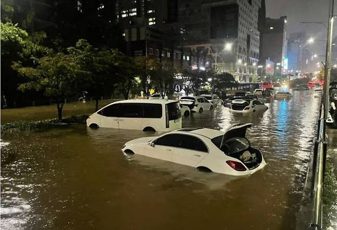 2022년 8월 8일 밤 서울 강남역 사거리 교대 방향 도로가 집중호우로 침수됐다. [서울시 제공]