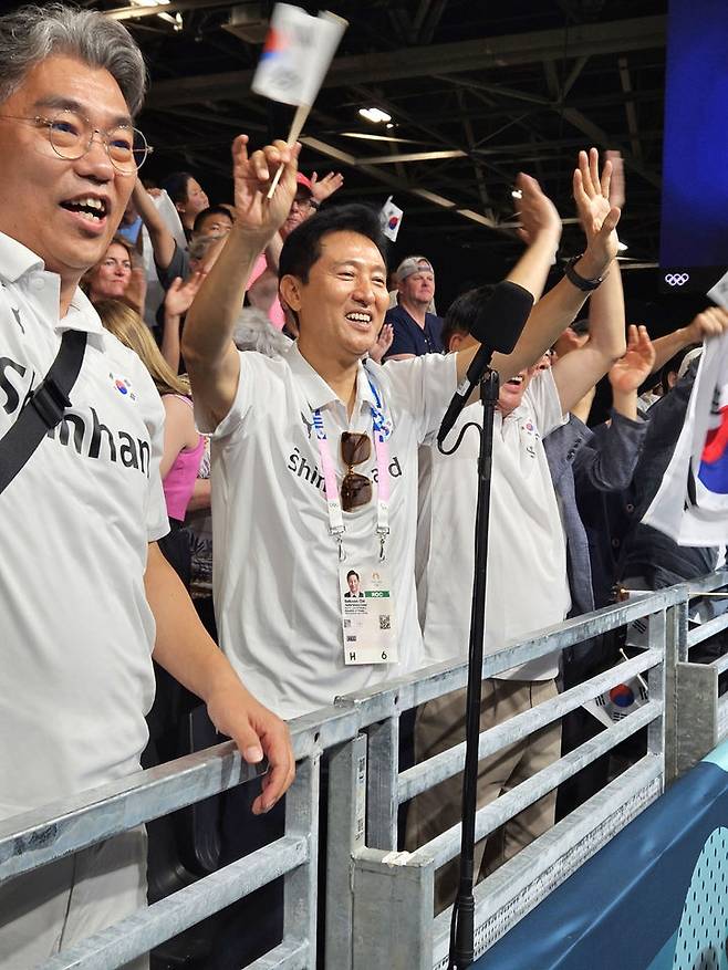 [서울=뉴시스]여자핸드볼 경기장 찾아 응원하는 오세훈 서울시장. 2024.07.27. (사진=서울시 제공) *재판매 및 DB 금지