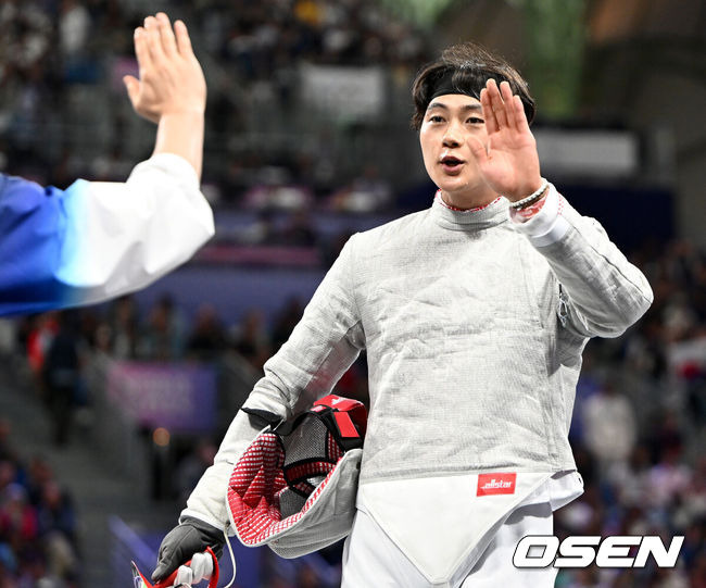 [OSEN=파리(프랑스), 최규한 기자] 27일(한국시간) 프랑스 파리 그랑 팔레에서 ‘2024 파리올림픽’ 펜싱 남자 사브르 32강전 경기가 열렸다.이날 열리는 경기는 에페 여자 개인전과 사브르 남자 개인전이다. 여자 에페 개인전에서는 송세라, 강영미, 이혜인이 출격한다. 남자 사브르 개인전에는 오상욱, 박상원, 구본길이 나선다. 에페와 사브르 개인전은 하루만에 32강부터 16강, 8강, 4강, 결승이 모두 진행된다.펜싱 오상욱이 32강전을 따낸 뒤 기뻐하고 있다. 2024.07.27 / dreamer@osen.co.kr