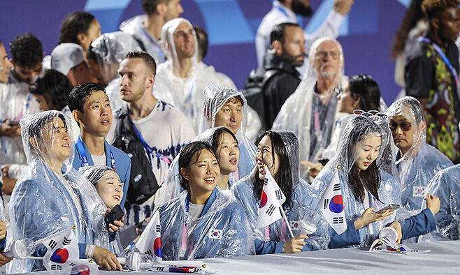 2024 파리올림픽 개회식이 열린 27일(한국시간) 프랑스 파리 센강을 따라 선상행진을 마친 대한민국 선수들이 트로카데로광장에 설치된 개회식장에 들어서 있다. 뉴스1