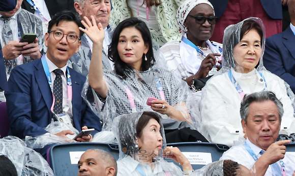 파리 올림픽 개회식 참석한 삼성家 - 홍라희 삼성미술관 리움 관장(오른쪽부터)과 이서현 삼성물산 사장, 김재열 삼성글로벌리서치 사장이 26일(현지시간) 프랑스 파리 트로카데로 광장에서 열린 2024 파리 올림픽 개회식에 참석해 있다. 아랫줄은 이기흥 대한체육회장 내외.  2024.7.27 파리 박지환 기자