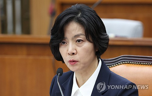 이숙연 대법관 후보자가 지난 25일 오전 국회에서 열린 국회인사청문특별위원회 인사청문회에서 위원 질의에 답변하고 있다. 연합뉴스