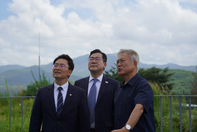 박찬대(가운데) 더불어민주당 박찬대 당대표 직무대행 겸 원내대표가 27일 경남 양산 평산마을에서 문재인(오른쪽 첫 번째) 전 대통령과 대화하고 있다. 사진 제공=더불어민주당