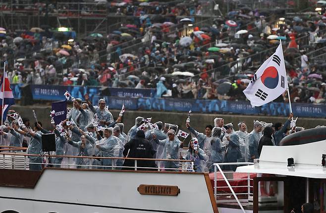 2024파리올림픽 개막식이 열린 26일(한국시간) 한국 선수단을 태운 배가 프랑스 파리 이에나 다리를 지나고 있다. 파리=올림픽사진공동취재단