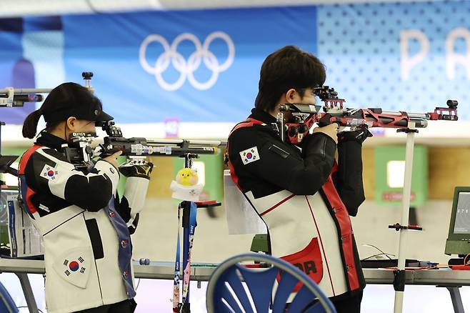 ▲ 금지현과 박하준(왼쪽부터). 사격에서 2024 파리 올림픽 한국 대표팀 첫 메달이 나왔다. 대회 첫 날 거둔 쾌거다. 박하준, 금지현은 공기소총 10ｍ 혼성 종목 본선에서 전체 2위에 올라 중국과 금메달 결정전을 치렀다. 경기 전부터 은메달은 확보하고 들어간 셈이다. 한때 사격은 한국의 대표 효자 종목이었다. 그 중심에 사격 영웅 진종오가 있었다. 한국은 2012 런던 올림픽에서 금메달 3개와 은메달 2개로 역대 최고 성적을 냈다. 하지만 2016 리우데자네이루 올림픽에선 금메달 1개와 은메달 1개, 2020 도쿄 올림픽은 은메달 1개에 그쳤다. 하지만 파리 올림픽서 한국에 첫 메달을 안기며 기분 좋은 출발을 알렸다 ⓒ 연합뉴스