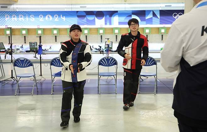 ▲ 금지현과 박하준(왼쪽부터). 사격에서 2024 파리 올림픽 한국 대표팀 첫 메달이 나왔다. 대회 첫 날 거둔 쾌거다. 박하준, 금지현은 공기소총 10ｍ 혼성 종목 본선에서 전체 2위에 올라 중국과 금메달 결정전을 치렀다. 경기 전부터 은메달은 확보하고 들어간 셈이다. 한때 사격은 한국의 대표 효자 종목이었다. 그 중심에 사격 영웅 진종오가 있었다. 한국은 2012 런던 올림픽에서 금메달 3개와 은메달 2개로 역대 최고 성적을 냈다. 하지만 2016 리우데자네이루 올림픽에선 금메달 1개와 은메달 1개, 2020 도쿄 올림픽은 은메달 1개에 그쳤다. 하지만 파리 올림픽서 한국에 첫 메달을 안기며 기분 좋은 출발을 알렸다 ⓒ 연합뉴스