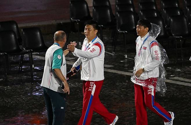 ▲ 토마스 바흐 IOC 위원장이 한국 윤석열 대통령에게 전화로 직접 사과하겠다는 뜻을 밝혔다. 2024 파리 올림픽 개회식에서 한국을 북한으로 부른데 대한 사과다. 2024 파리올림픽이 27일(이하 한국시간) 프랑스 파리 센강에서 개막했다. 전세계인의 이목이 집중된 개회식에서 어이 없는 일이 발생했다. 한국 선수단은 프랑스어 표기의 알파벳 순서에 따라 48번째로 입장했다. 이때 장내 아나운서가 한국을 북한으로 소개했다. 프랑스어와 영어 모두 한국이 아닌 북한의 이름으로 불렀다. 153번째로 입장한 북한 선수단을 향해선 프랑스어와 영어 모두 제대로 호명했다. 결과적으로 한국은 올림픽 개회식에서 제대로 된 소개를 받지 못한 셈이다 ⓒ 연합뉴스