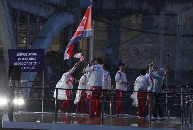 ▲ 토마스 바흐 IOC 위원장이 한국 윤석열 대통령에게 전화로 직접 사과하겠다는 뜻을 밝혔다. 2024 파리 올림픽 개회식에서 한국을 북한으로 부른데 대한 사과다. 2024 파리올림픽이 27일(이하 한국시간) 프랑스 파리 센강에서 개막했다. 전세계인의 이목이 집중된 개회식에서 어이 없는 일이 발생했다. 한국 선수단은 프랑스어 표기의 알파벳 순서에 따라 48번째로 입장했다. 이때 장내 아나운서가 한국을 북한으로 소개했다. 프랑스어와 영어 모두 한국이 아닌 북한의 이름으로 불렀다. 153번째로 입장한 북한 선수단을 향해선 프랑스어와 영어 모두 제대로 호명했다. 결과적으로 한국은 올림픽 개회식에서 제대로 된 소개를 받지 못한 셈이다 ⓒ 연합뉴스