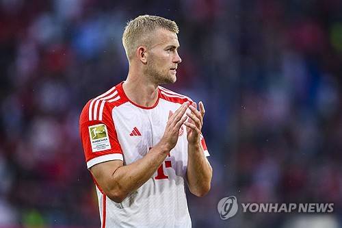 글로벌 매체 원풋볼에 따르면 유럽 축구 이적시장 전문가 파브리치오 로마노 기자는 자신의 유튜브 채널을 통해 바이에른 뮌헨 풀백 누사이르 마즈라위가 맨체스터 유나이티드에 합류해 에릭 텐 하흐 감독과 재회하길 원한다고 주장했다. 모로코 풀백 마즈라위는 최근 프리미어리그 웨스트햄 유나이티드 이적이 유력해 보였으나 선수 측은 맨유 이적을 더 선호하는 것으로 알려졌다. 이번 여름 텐 하흐 감독은 마즈라위뿐만 아니라 마테이스 더리흐트까지 노리면서 또다시 아약스 출신 제자들과의 재회를 꿈꾸고 있다. 연합뉴스