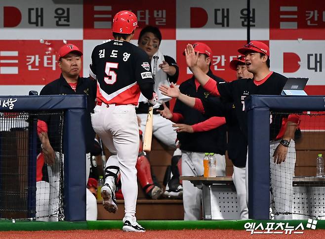 27일 오후 서울 구로구 고척스카이돔에서 열린 '2024 신한 SOL Bank KBO리그' KIA 타이거즈와 키움 히어로즈의 경기, 4회초 1사 1루 KIA 김도영이 투런 홈런을 날린 후 더그아웃에서 하이파이브를 하고 있다. 고척, 김한준 기자