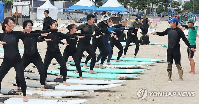 서핑 배우는 부산 초중등 교사들 [연합뉴스 자료사진]