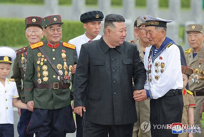 김정은, '전승절' 맞아 조국해방전쟁참전열사묘 참배 (평양 조선중앙통신=연합뉴스) '조국해방전쟁승리' 71주년에 즈음해서 북한 김정은 국무위원장이 26일 조국해방전쟁참전열사묘를 찾았다고 조선중앙통신이 27일 보도했다.2024.7.27 
    [국내에서만 사용가능. 재배포 금지. For Use Only in the Republic of Korea. No Redistribution] nkphoto@yna.co.kr