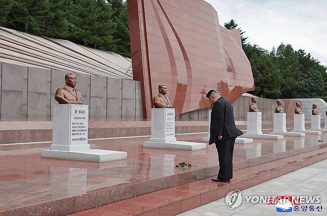 김정은, '전승절' 맞아 대성산혁명열사릉 참배 (평양 조선중앙통신=연합뉴스) '조국해방전쟁승리' 71주년에 즈음해서 북한 김정은 국무위원장이 26일 대성산혁명열사릉을 찾았다고 조선중앙통신이 27일 보도했다.2024.7.27 
    [국내에서만 사용가능. 재배포 금지. For Use Only in the Republic of Korea. No Redistribution] nkphoto@yna.co.kr