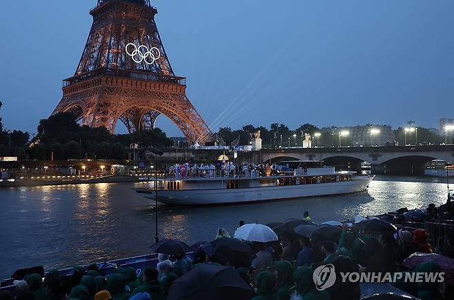 파리올림픽 개막 알리는 수상 행진 (파리=연합뉴스) 김도훈 기자 = 2024 파리 올림픽 개회식이 열린 26일(현지시각) 프랑스 파리 센강에서 북한 선수단을 태운 보트가 트로카데로 광장을 향해 수상 행진을 하고 있다. 2024.7.27 superdoo82@yna.co.kr