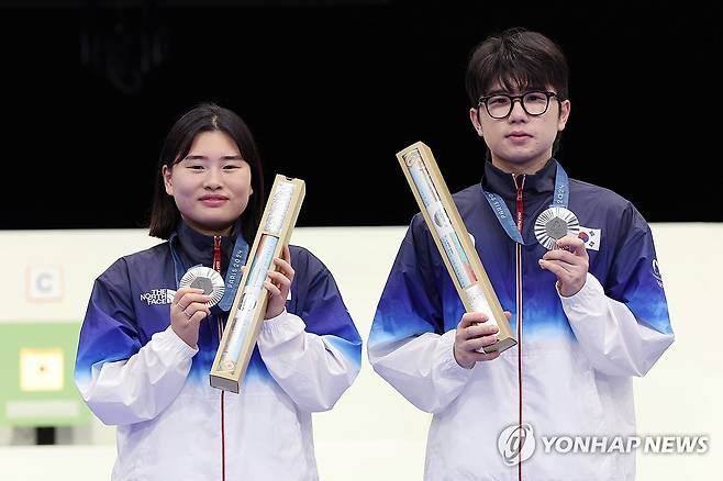 한국에 첫 메달 안겨준 사격 금지현과 박하준 (샤토루[프랑스]=연합뉴스) 임화영 기자 = 27일(현지시간) 프랑스 샤토루 슈팅 센터에서 열린 2024 파리올림픽 사격 공기소총 10m 혼성 단체 시상식에서 은메달을 차지한 금지현(왼쪽)과 박하준이 시상대에서 기념촬영하고 있다. 2024.7.27 hwayoung7@yna.co.kr