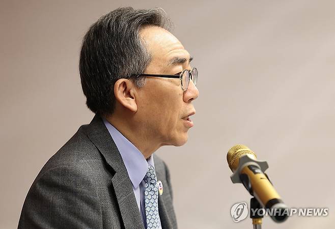 ARF 관련 모두발언하는 조태열 장관 (비엔티안=연합뉴스) 김성민 기자 = 조태열 외교부 장관이 27일(현지시간) 오후 라오스 비엔티안 한 호텔에서 열린 기자간담회에서 아세안지역안보포럼(ARF) 관련 모두발언을 하고 있다. 2024.7.27 ksm7976@yna.co.kr