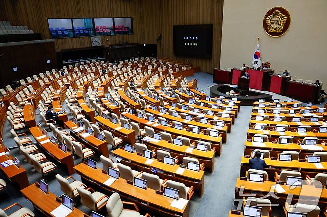 조계원 더불어민주당 의원이 28일 오전 서울 여의도 국회 본회의장에서 방송문화진흥회법(방문진법) 개정안에 찬성하는 무제한 토론(필리버스터)을 하고 있다. 2024.7.28/뉴스1 ⓒ News1 안은나 기자