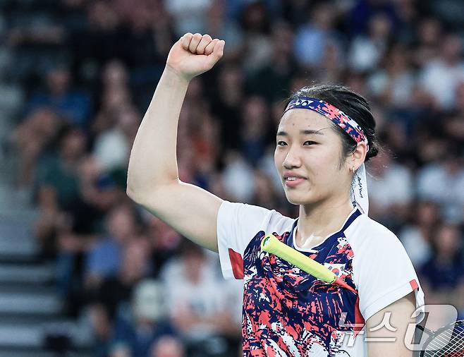 대한민국 배드민턴 대표팀 안세영 선수가 28일 오후(한국시간) 프랑스 파리 라 샤펠 아레나에서 열린 2024 파리올림픽 배드민턴 여자 단식 조별예선 불가리아의 칼로야나 날반토바 선수와의 경기를 세트스코어 2대0으로 승리한 후 기뻐하고 있다. 2024.7.28/뉴스1 ⓒ News1 박정호 기자