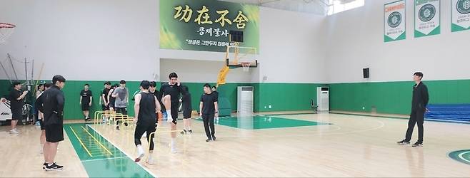 DB 김주성(오른쪽) 감독이 원주체육관 다목적 코트에서 선수들의 체력훈련을 지켜보고 있다. 사진 | 스포츠서울 이웅희기자 iaspire@