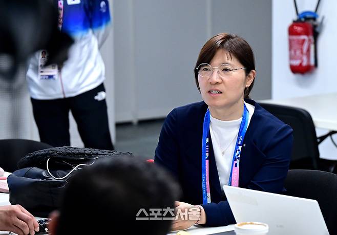 문화체육관광부 장미란 차관이 27일 (한국시간) 프랑스 파리 ‘2024 파리올림픽’ 메인프레스센터(MPC)에서 취재진과 인터뷰를 하고 있다. 2024. 7. 27.  파리 | 박진업 기자 upandup@sportsseoul.com