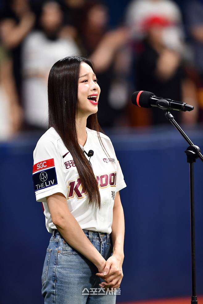 ‘애국가 열창이 느껴지는 표정’
