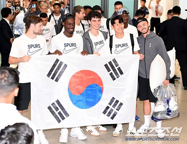 아시아 투어를 시작한 잉글랜드 프리미어리그 토트넘 선수단이 28일 오후 인천국제공항을 통해 입국했다. 손흥민과 동료들이 태극기와 함께 포즈를 취하고 있다. 왼쪽부터 벤 데이비스, 이브 비수마, 아치 그레이, 손흥민, 제임슨 메디슨. 인천공항=허상욱 기자 wook@sportschosun.com/2024.07.28/