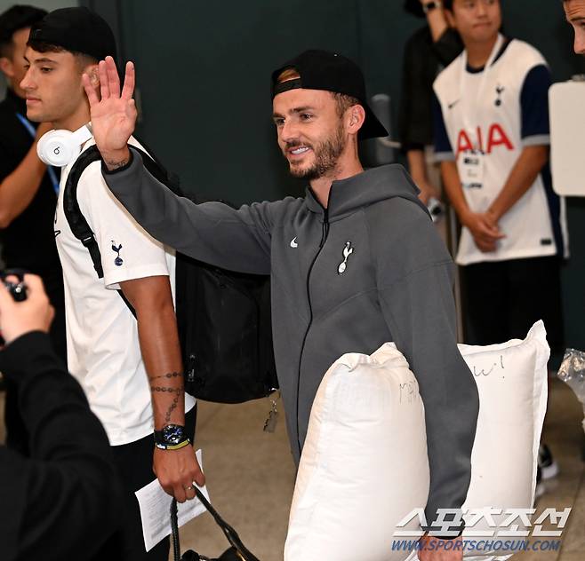 아시아 투어를 시작한 잉글랜드 프리미어리그 토트넘 선수단이 28일 오후 인천국제공항을 통해 입국했다. 제임스 메디슨이 입국장을 빠져나가고 있다. 인천공항=허상욱 기자 wook@sportschosun.com/2024.07.28/